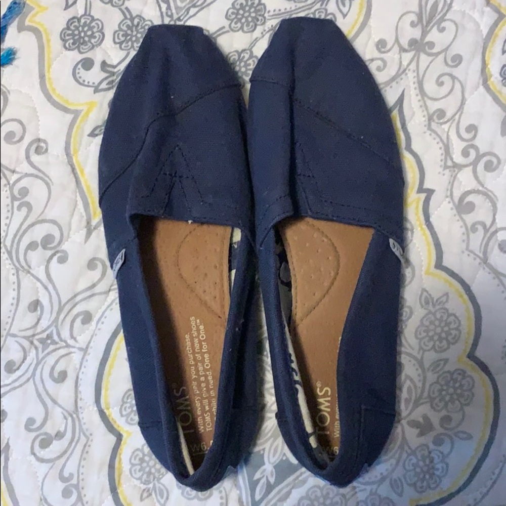 Navy blue toms
